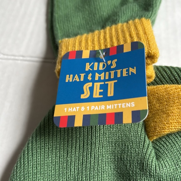 Kids green & yellow dinosaur themed hat & mittens set - Picture 5 of 7